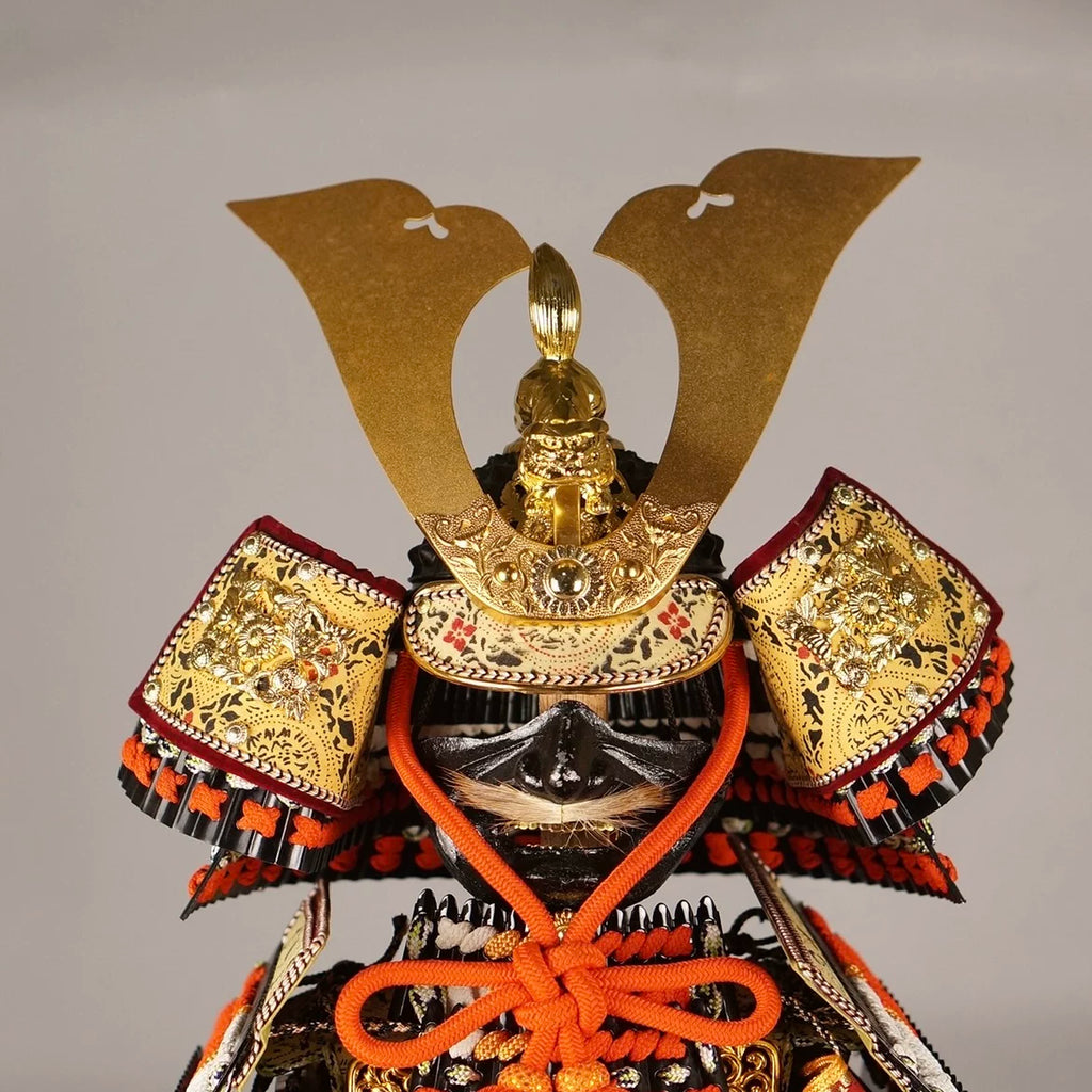 O-yoroi display model, side view on tiered stand