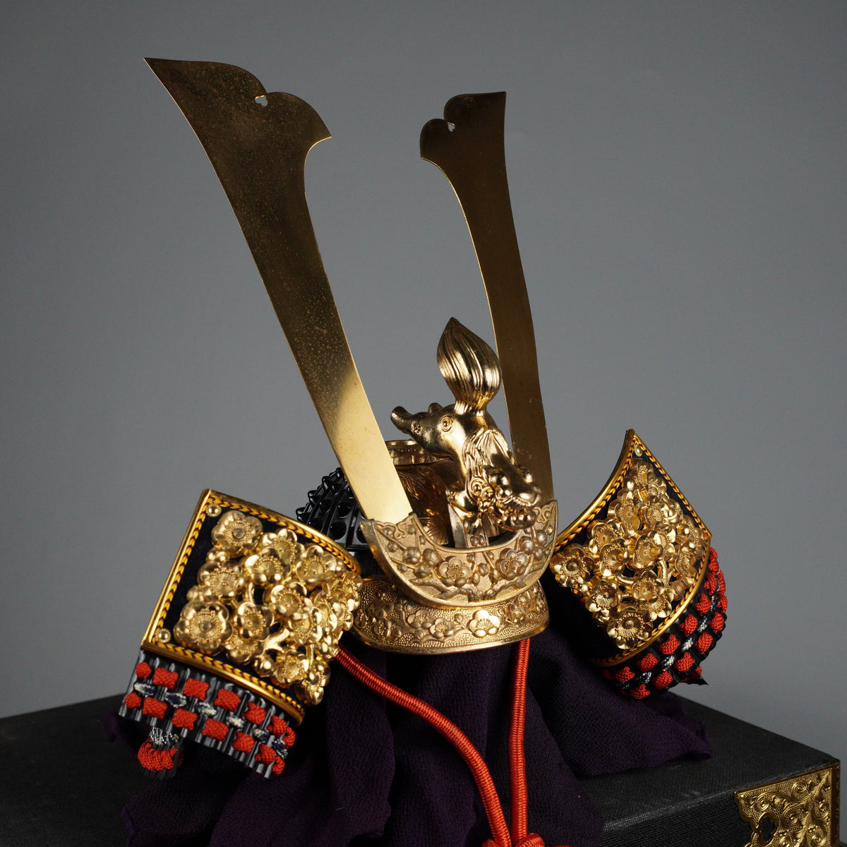 Kabuto helmet display piece, three-quarter view